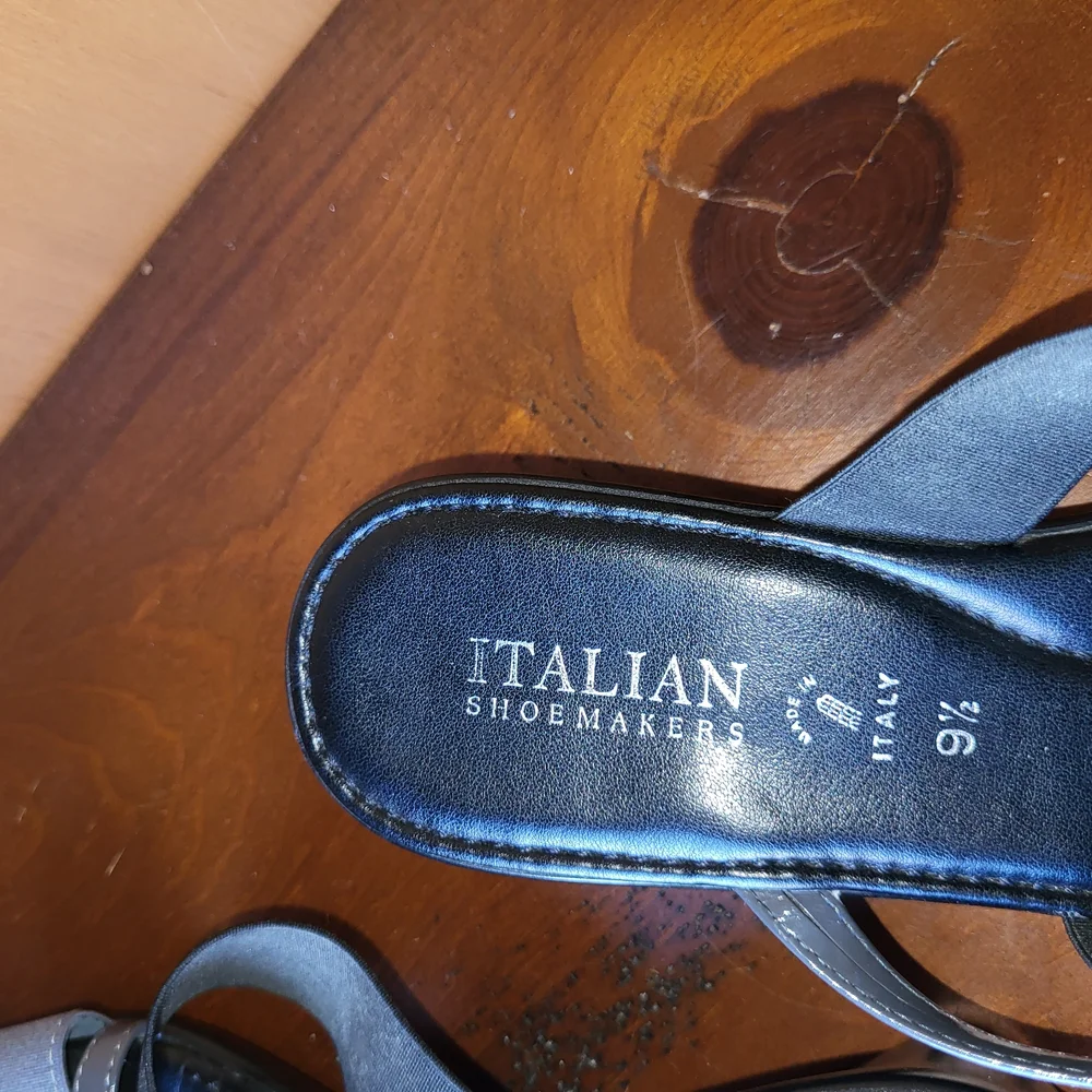 NEW Italian Shoemakers Black and Gray Sandals